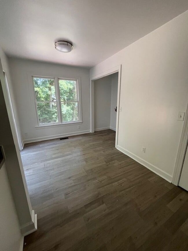 Building Photo - Two-Story Cape Cod- 3 Bed 2 Bath Greensbor...
