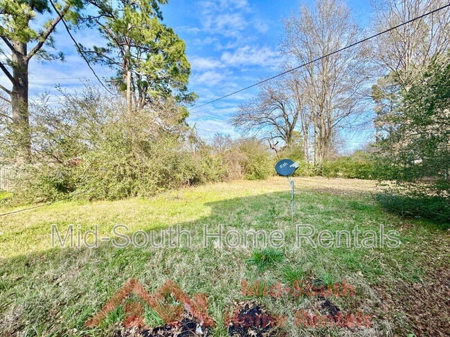 Building Photo - 1742 E Holmes Rd