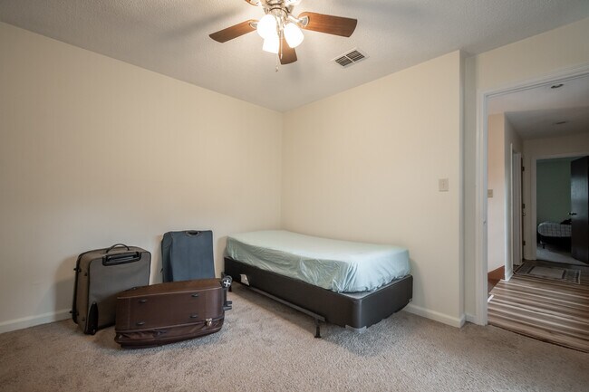 Building Photo - 115 Winterberry Dr