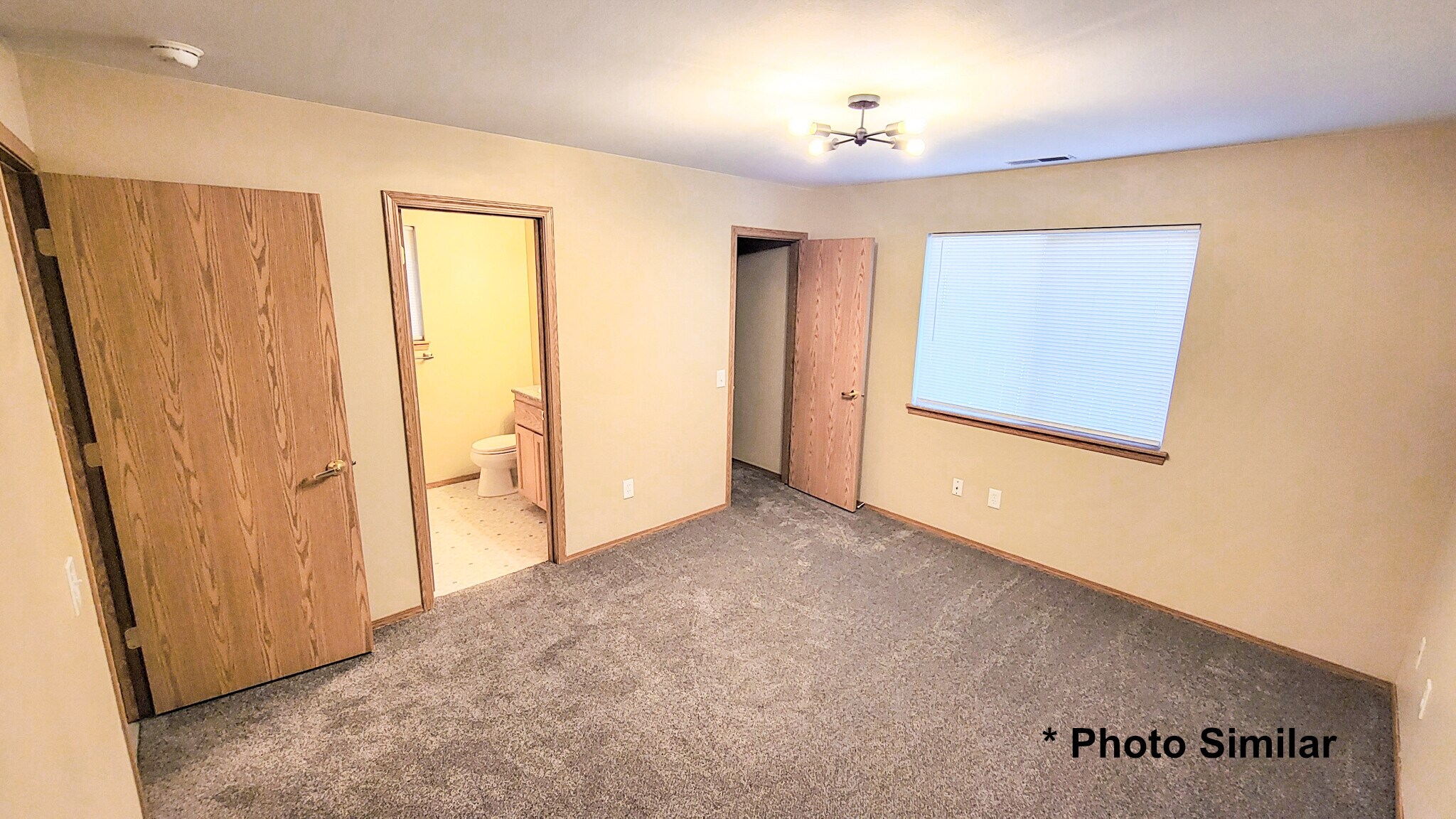 Primary w/ bath and walk-in closet - 205 S Dewey Ave