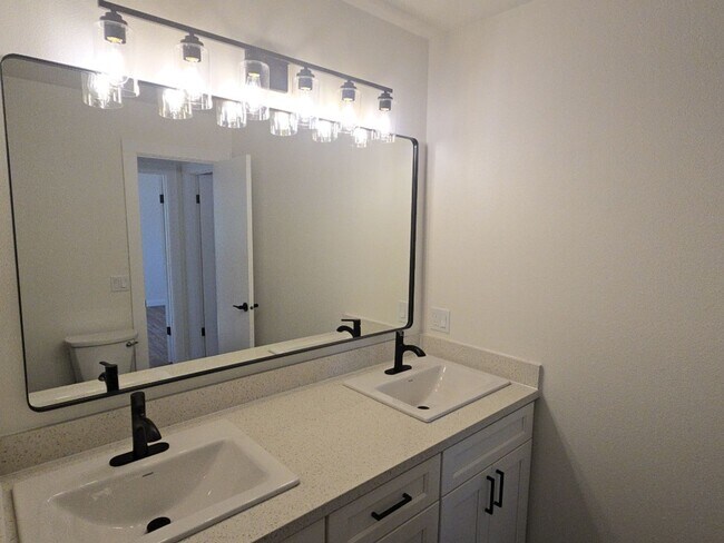 Building Photo - 3BD/2BA newly remodeled Kenwood Dr. Fortun...