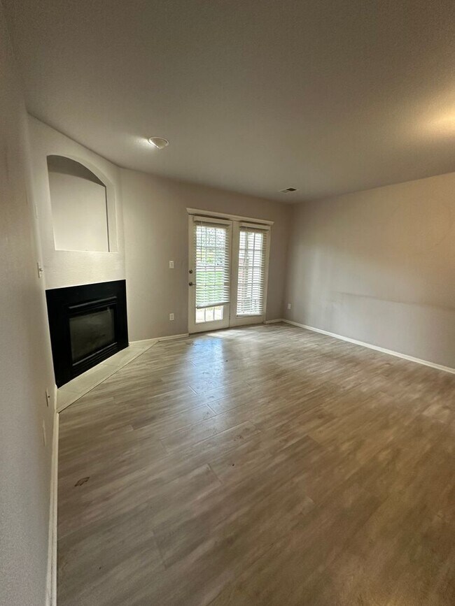 Building Photo - Amazing Ground Level 2 Bedroom!