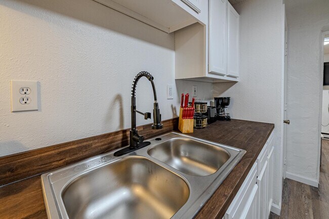 Building Photo - 704 Pacific Ave SW