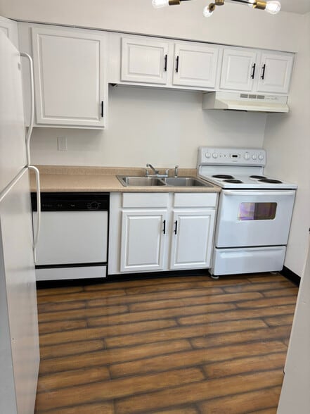 Building Photo - 2001 Davidson St