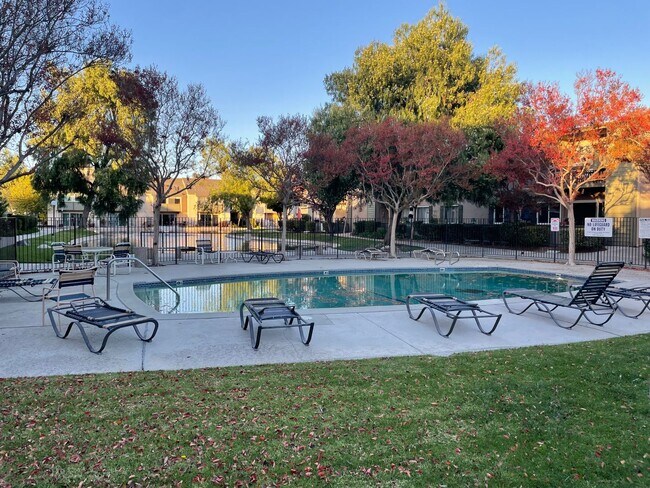 Building Photo - Fully Remodeled 2 Bedroom Condo for Rent in Valencia!