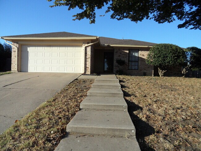 Building Photo - Cozy 3/2 Burleson Charmer | Wood-Burning Fireplace | 2-Car Garage | Pet-Friendly