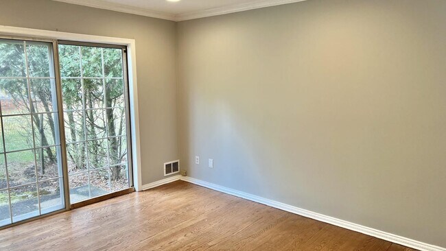 Building Photo - 833 Mariposa Ct