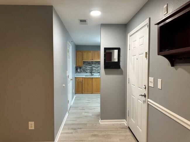 Building Photo - Gorgeous 2 bed/2 bath located in gated community!