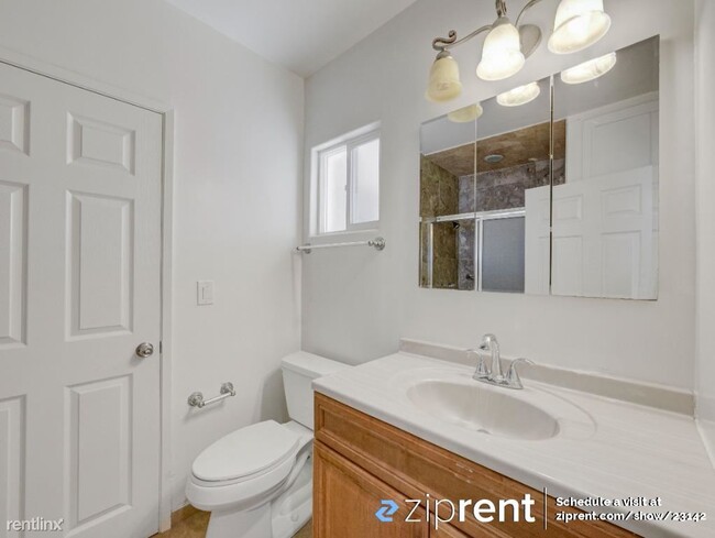 Building Photo - 2 br, 1 bath Triplex - 425 East Hermosa St...