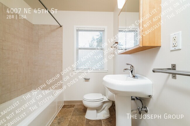 Building Photo - 4007 NE 45th St