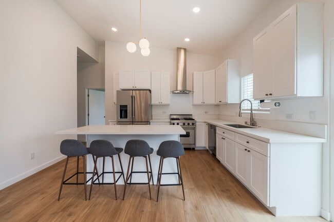 Building Photo - Warm & Inviting Hawthorne Home!
