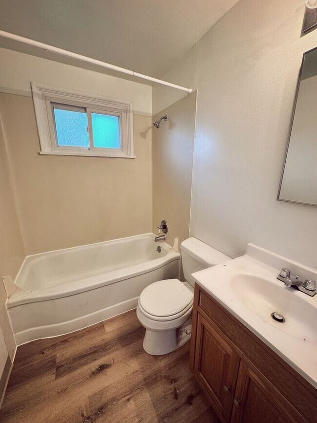 Building Photo - Lakewood House! 2 Bedroom 1 Bath Home near...
