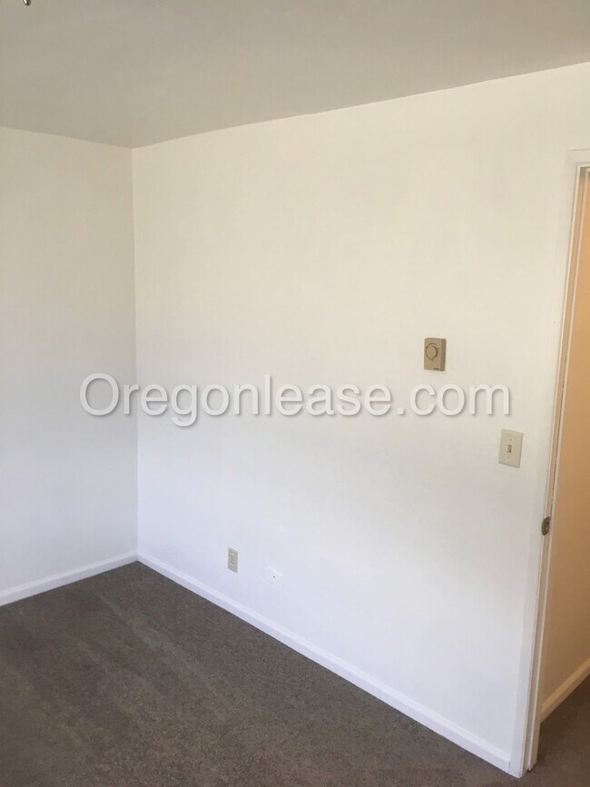 Building Photo - 2 bed 1.5 bath West Springfield Townhouse