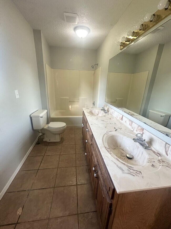 Building Photo - Welcome Home to Nixa Living!
