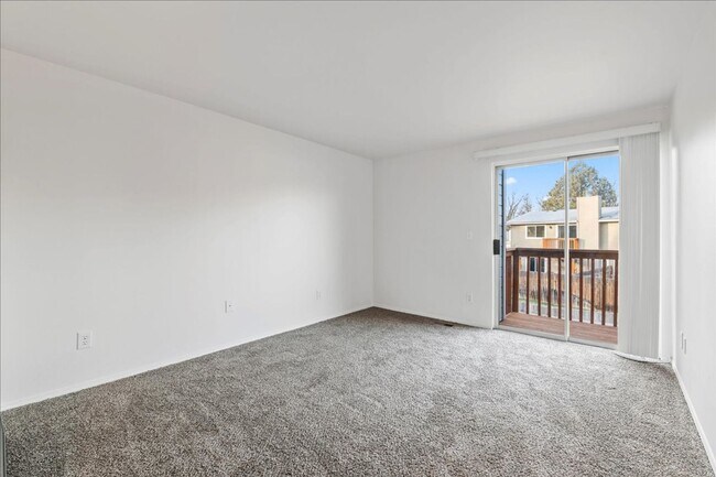 Building Photo - 3 Bedroom 1.5 Bathroom Townhouse in Southeast Boise