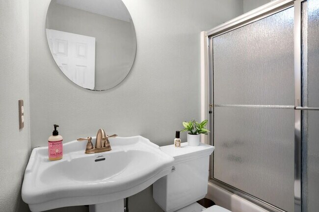 Building Photo - Featuring 3 spacious bedrooms and 2 full b...