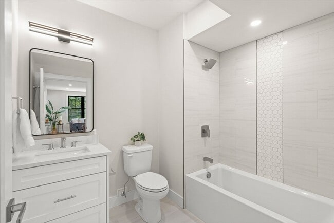 Building Photo - 260 Elm St