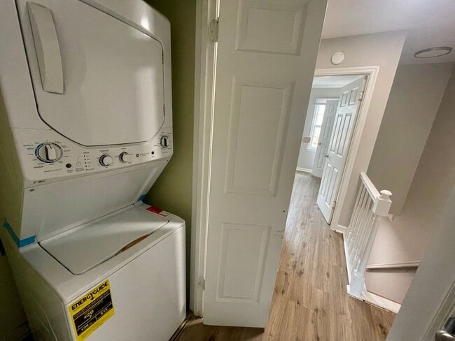 Building Photo - Townhome with Pool!