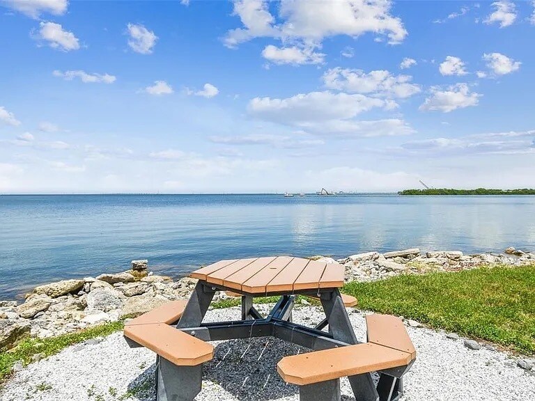 Common area picnic table - 5000 Culbreath Key Way
