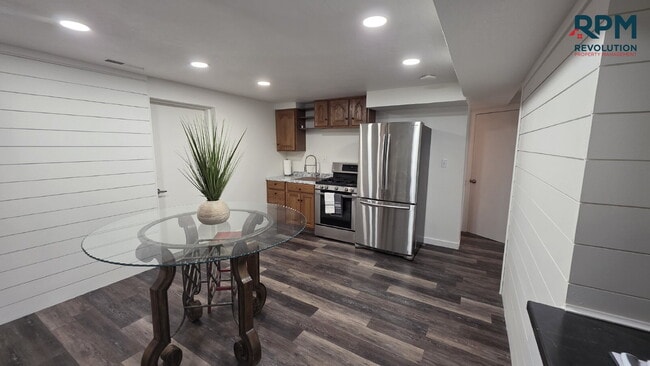 Building Photo - "Charming 2-Bedroom Retreat with Stunning Views on Mountain Side Drive!"