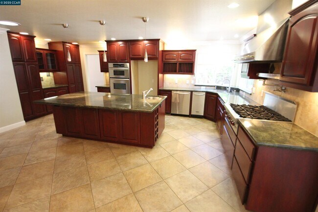Building Photo - 898 Luxury Dr