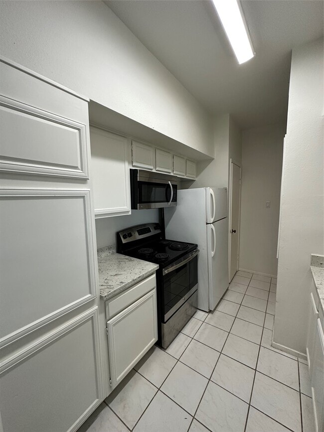 Building Photo - 2025 Augusta Dr