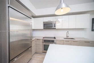 Building Photo - 1300 Brickell Bay Dr