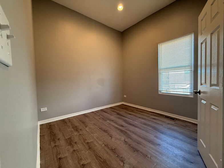 Building Photo - 5906 S La Salle St