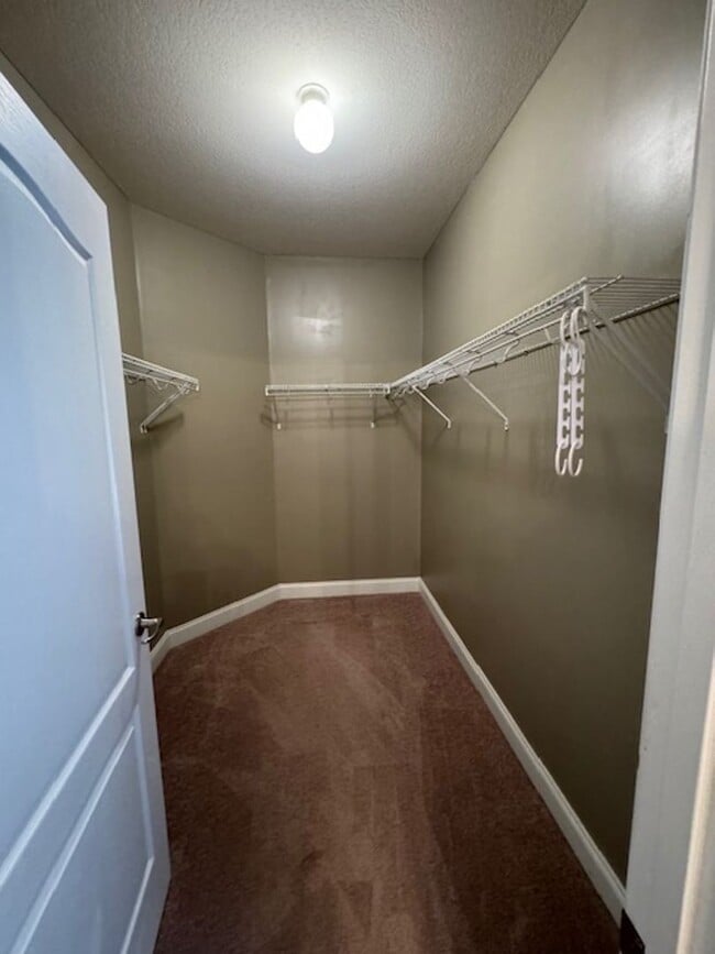 Building Photo - Brick Ranch - 3 Bedrooms & 2 Full baths wi...