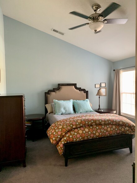 Master bedrooom - 811 Rainier Rd