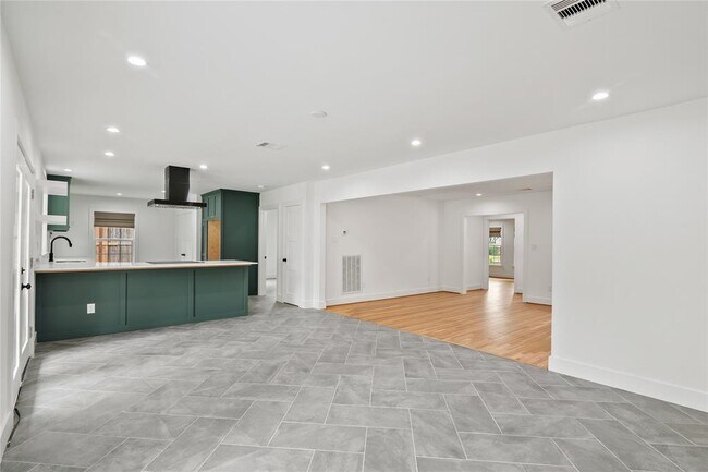Building Photo - 312 W 31st St