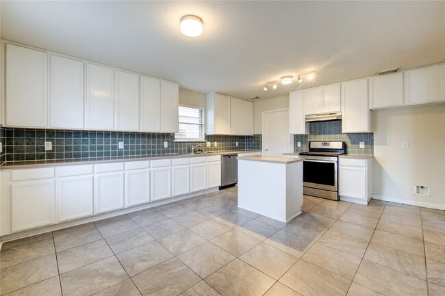 Building Photo - 15518 Miller House Ln