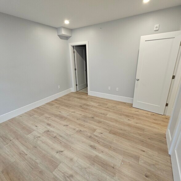 Building Photo - 124 Kenrick St