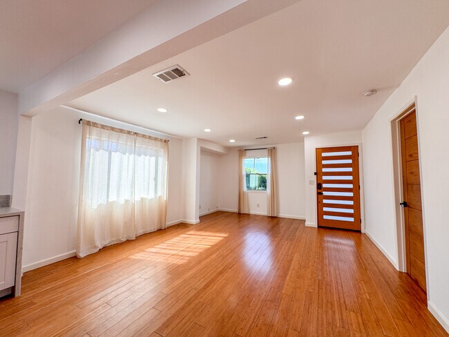 Building Photo - 958 Camulos St