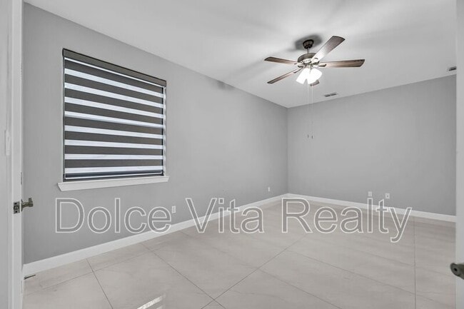 Building Photo - 10613 N 24th St