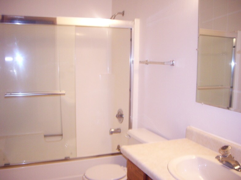 Building Photo - 631 Oakmont Rd