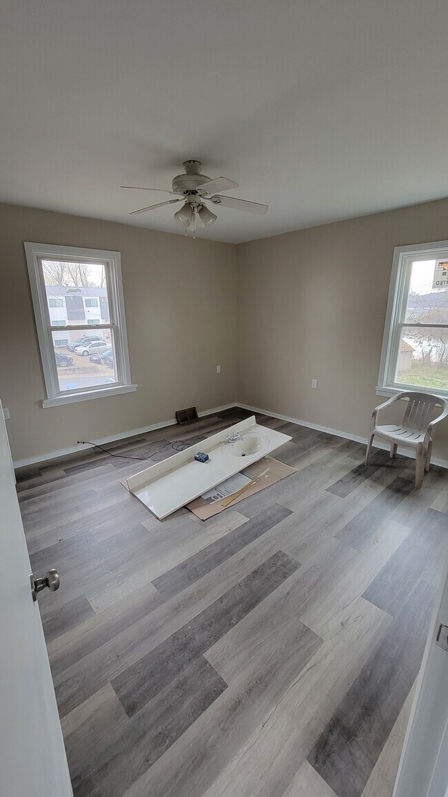 Building Photo - 465 Kossuth St