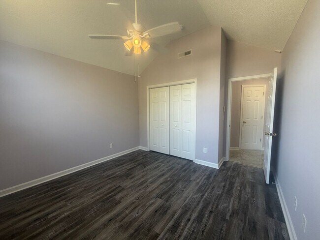 Building Photo - 3560 Oleander Dr