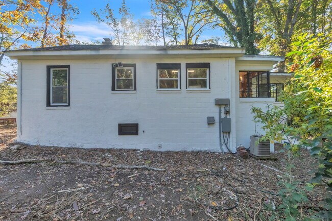 Building Photo - Beautifully Maintained 3BR/1BA Residence Near Downtown Spartanburg