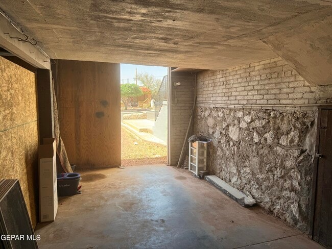 Building Photo - 1222 Mesita Dr