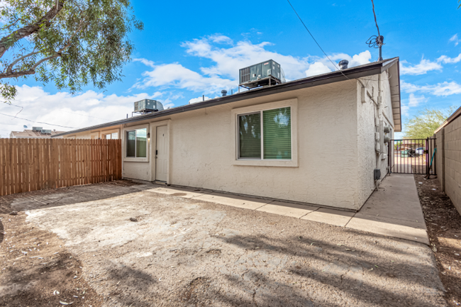 Building Photo - 2739 E Tamarisk Ave