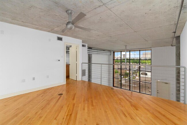 Building Photo - 1025 S Shepherd Dr