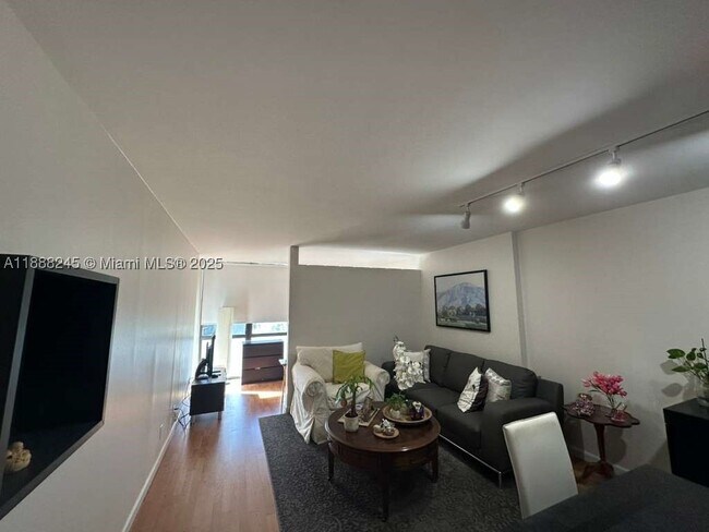 Building Photo - 1000 Parkview Dr