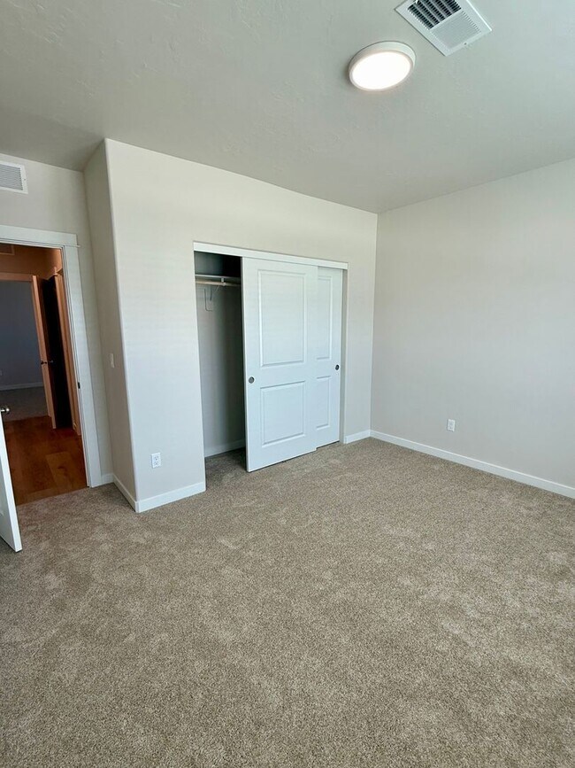 Building Photo - Welcome home! 4 bed 2 bath in Caldwell Idaho