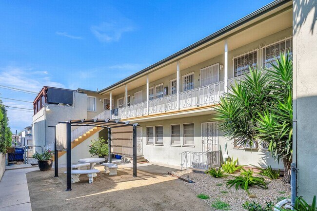 Building Photo - Charming 1+1 in Baldwin Hills