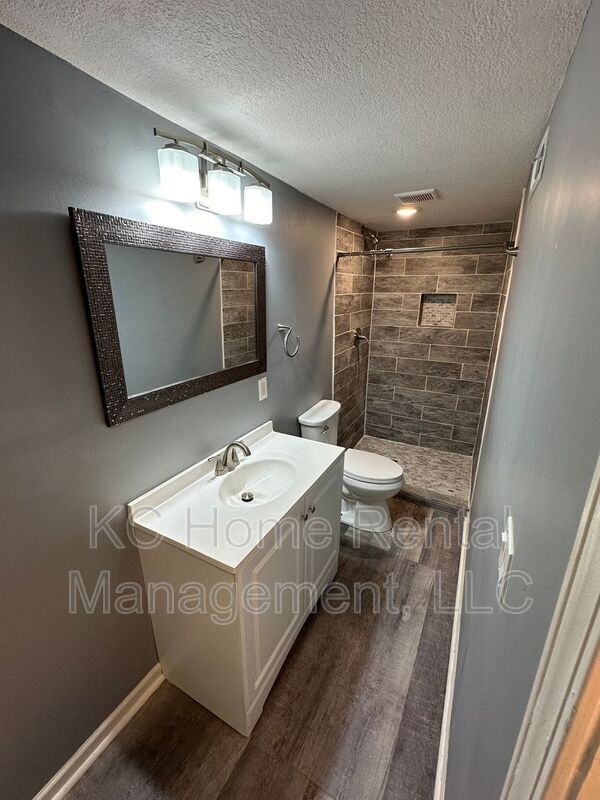 Building Photo - 800 S Willow Dr
