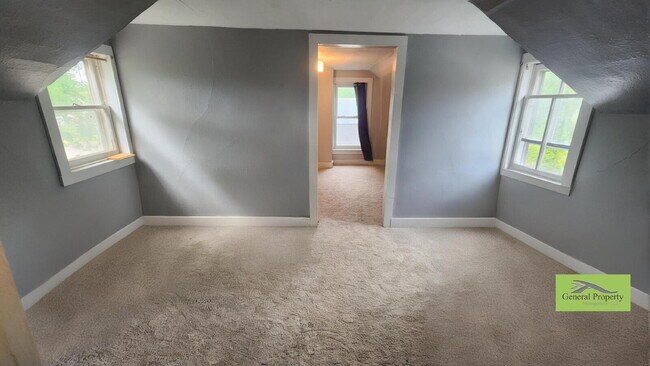 Building Photo - 4+ Bedroom Home Near Local Schools and Par...