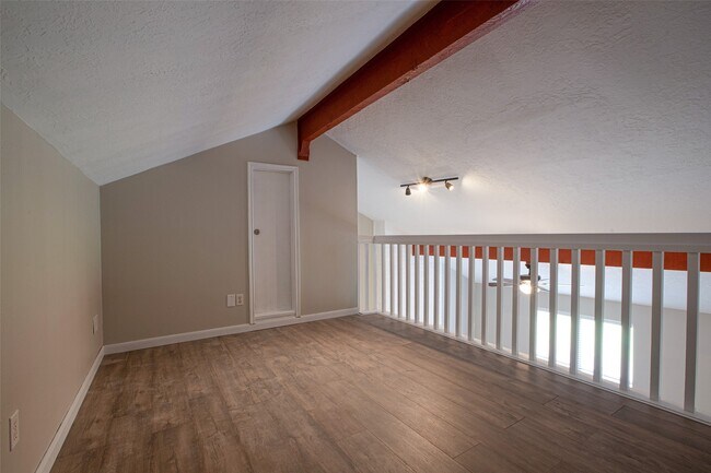 Building Photo - 16042 Bear Hill Dr