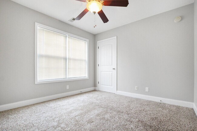 Building Photo - Pet Friendly Four Bedroom with Basement!