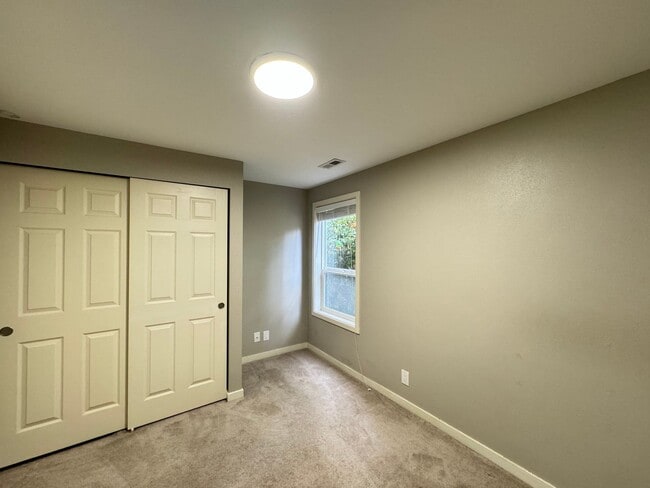 Building Photo - Your New Rental Home Awaits in Bellevue!